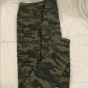 High waisted size 4 army print capris